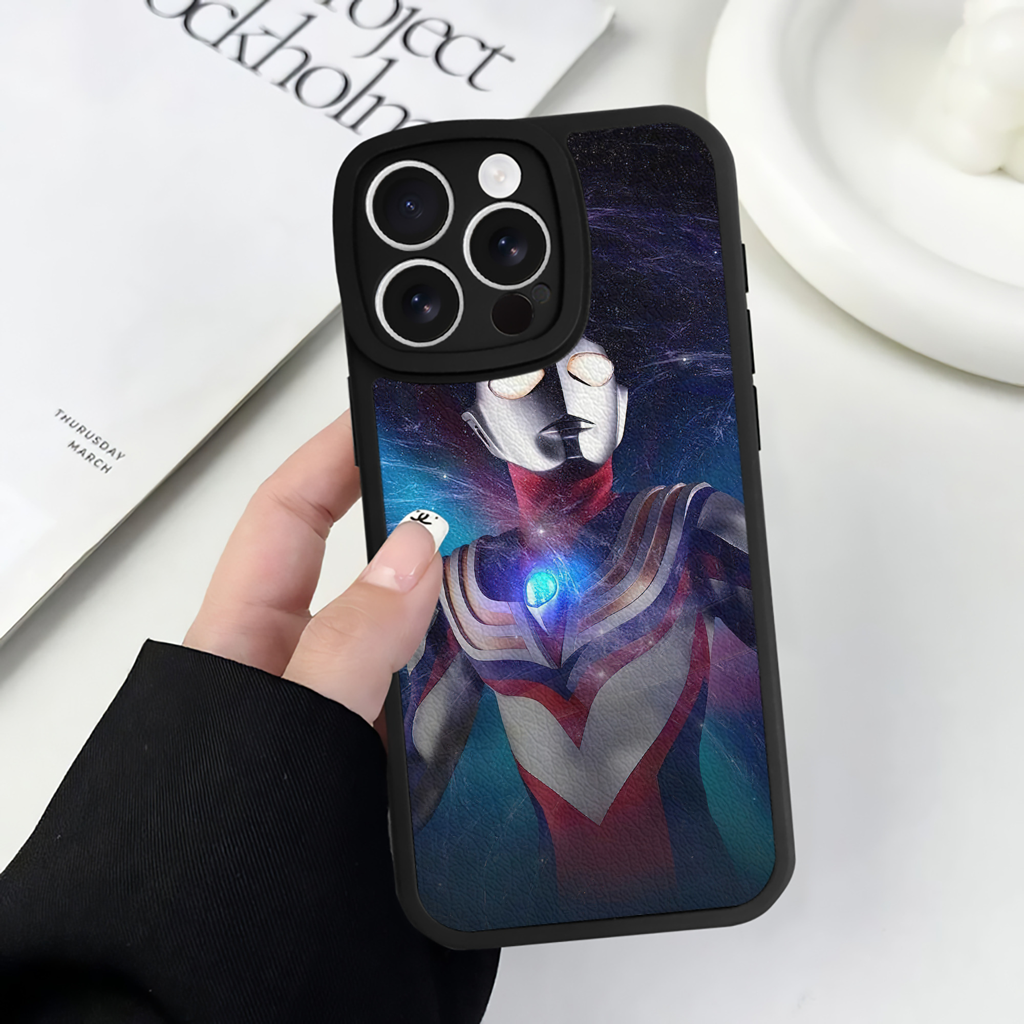 （画像用） ウルトラマン Ultraman 【iPhone 16シリーズ対応】シリコンスマホケース（レザー調） 材質：シリコン